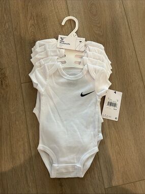 NWT Nike Onsie Set White Bodysuit 5-Pack with Black Swoosh Logo Size 3 month